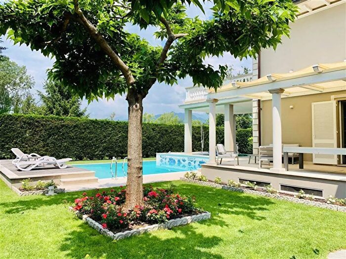 Casa con 11 locali in vendita in Fiumetto Pietrasanta Lucca, Pietrasanta