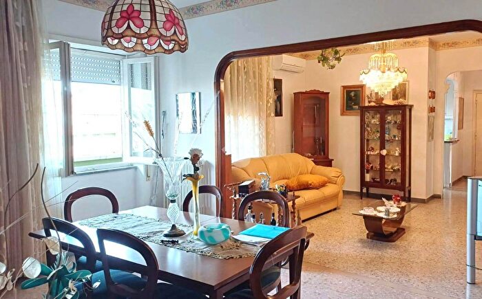 Appartamento con 5 locali in vendita in Via Matteo Tondi, Roma