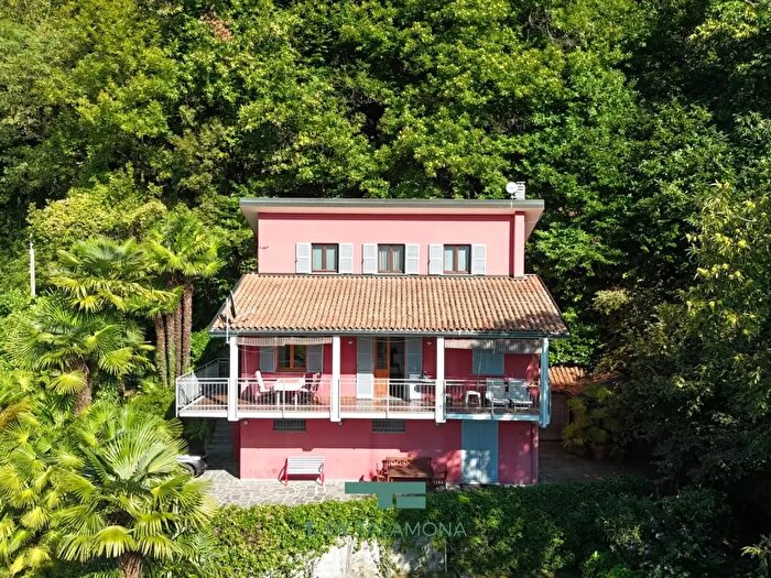 Appartamento con 6 locali in vendita in Via Motto, Porto Valtravaglia