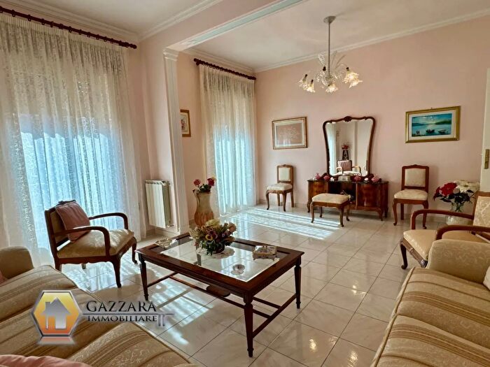 Casa con 9 locali in vendita in Via Regina Elena, Canicattini Bagni