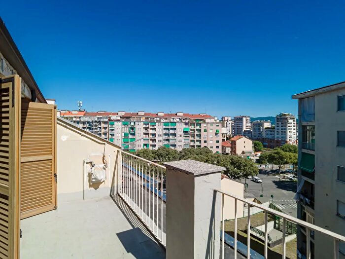 Appartamento con 5 locali in vendita in Via Verolengo, Torino