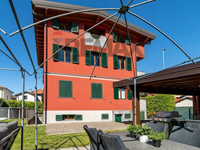 Casa con 8 locali in vendita in Via Achille Grandi, Cantu'
