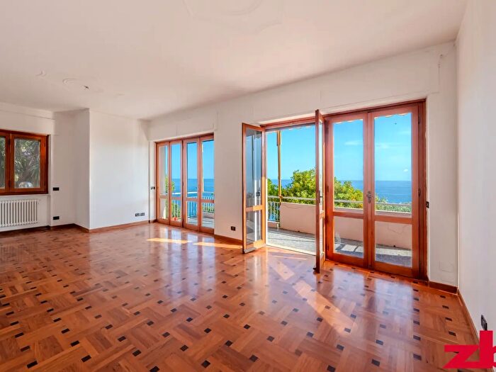 Appartamento con 6 locali in vendita in Via Aurelia, Genova