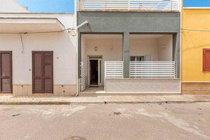 Casa quadrilocale in vendita in Via Graziano Porto Cesareo, Porto Cesareo