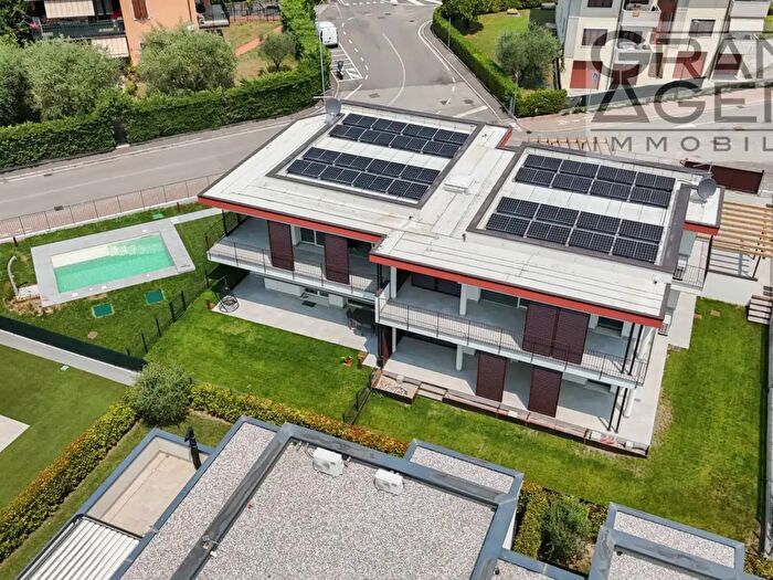 Appartamento trilocale in vendita in Via Crescini, Garda