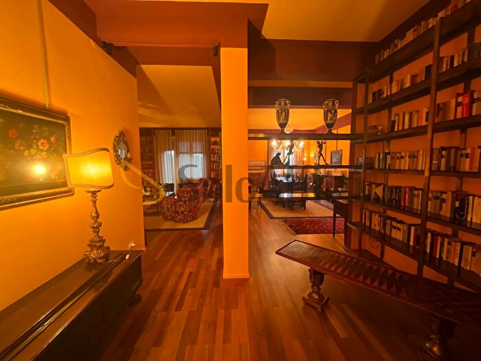 Appartamento con 6 locali in affitto in Viale Nicola Fabrizi, Modena