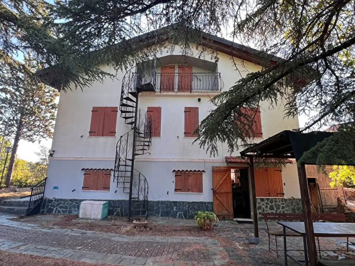 Casa con 12 locali in vendita in Villaggio, Ponzone