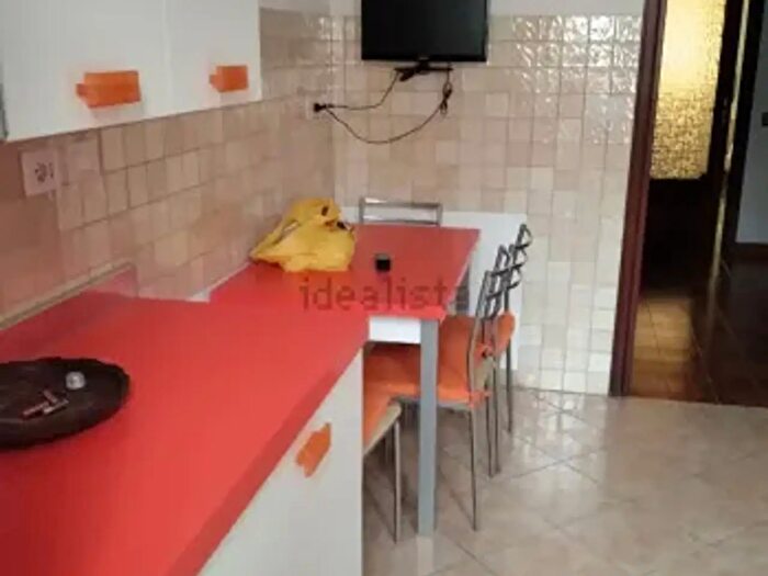 Appartamento trilocale in affitto in Via Evandro, Roma