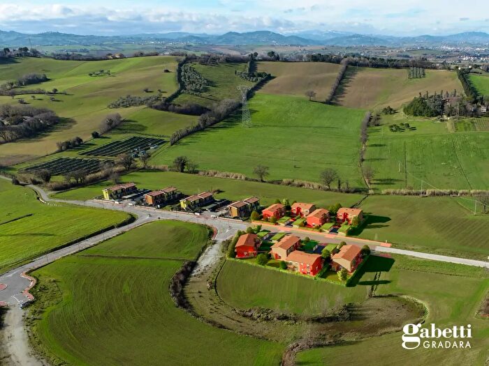 Appartamento trilocale in vendita in Via Mortola Snc, Gradara