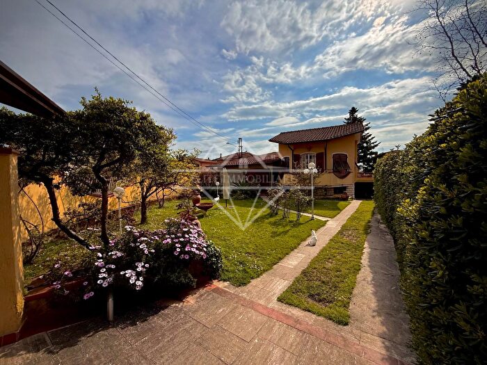 Casa con 10 locali in vendita in Carrara