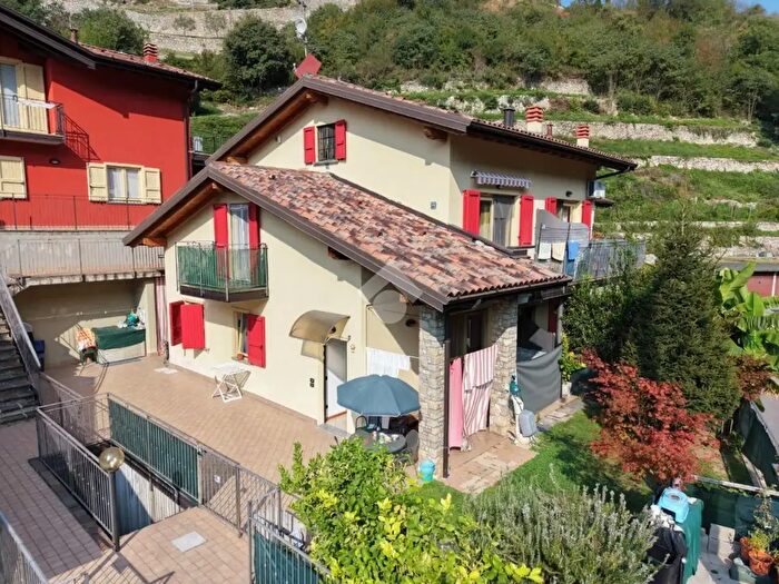 Appartamento trilocale in vendita in Via Vecchi, Adrara San Martino