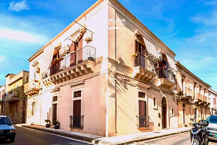 Appartamento con 15 locali in vendita in Via Giuseppe Garibaldi, Noto