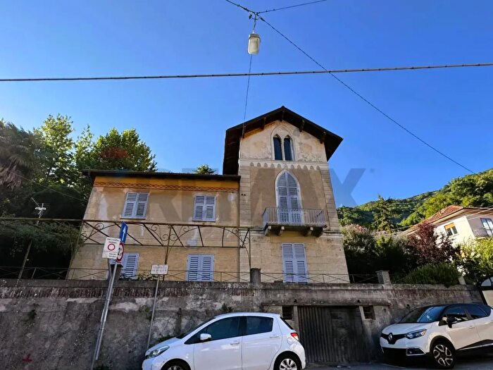 Casa con 17 locali in vendita in Via Giuseppe Garibaldi, Savignone