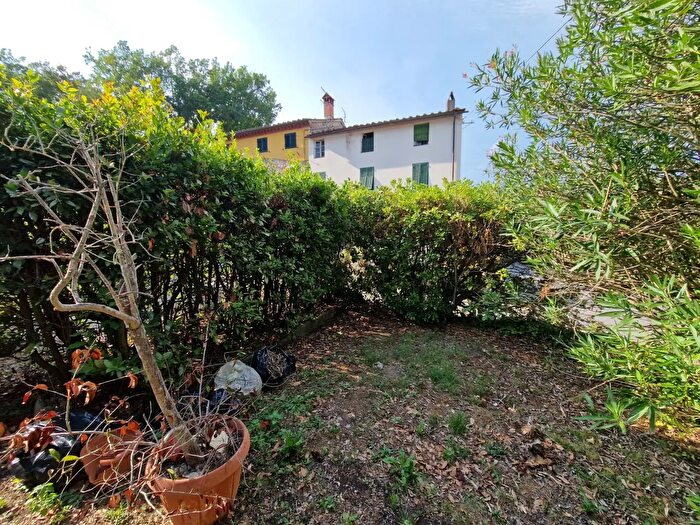 Casa con 8 locali in vendita in Via della Billona, Lucca