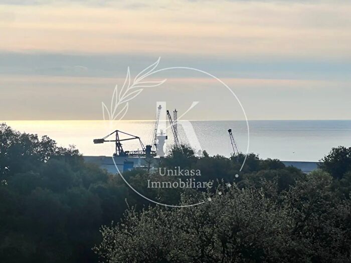 Appartamento con 5 locali in vendita in Via Genova f, Savona