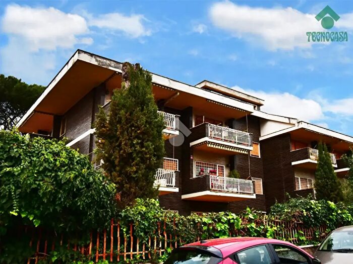 Appartamento quadrilocale in vendita in Via Atimeto, Roma