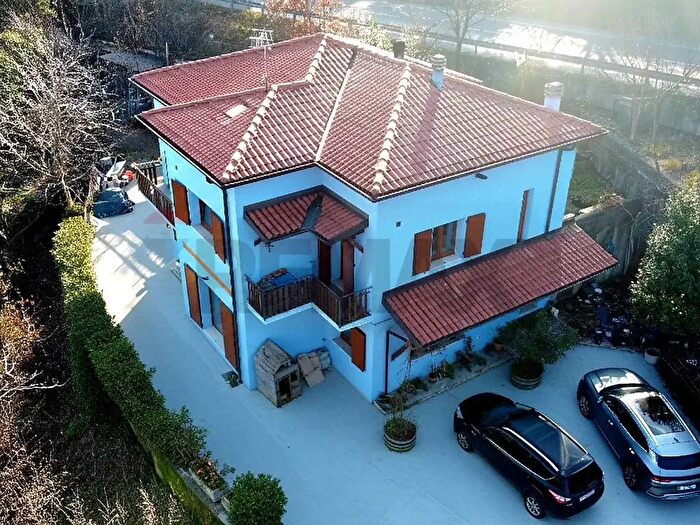 Casa quadrilocale in vendita in Pianico