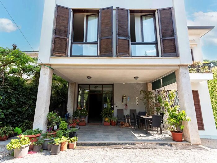 Casa con 8 locali in vendita in Via Giovanni da Cermenate, Cantu'
