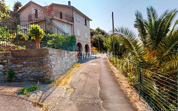 Appartamento quadrilocale in vendita in Via Gallizzi, Arnasco