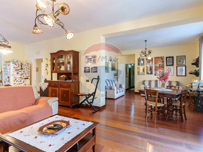 Appartamento con 6 locali in vendita in via scalazza, Centro, Aci Castello