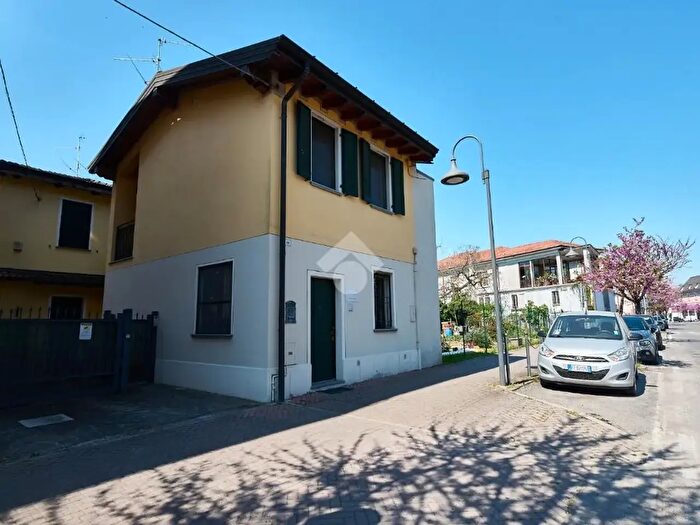 Casa bilocale in vendita in Via Martiri della Liberazione, Spino D'Adda