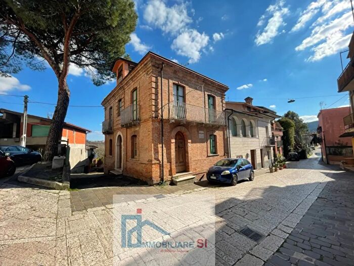 Casa con 8 locali in vendita in Piazza San Giuseppe, Sant'Angelo A Cupolo
