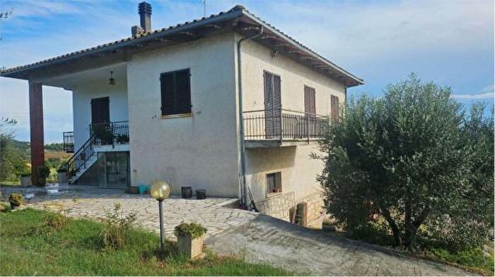 Casa con 6 locali in vendita in Lucignano