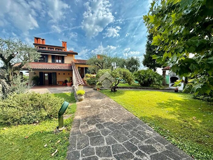 Casa con 10 locali in vendita in Via Chiuse, Veggiano