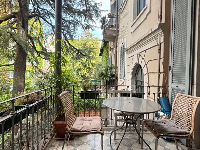 Appartamento quadrilocale in affitto in Via Macedonio Melloni, Indipendenza, Milano