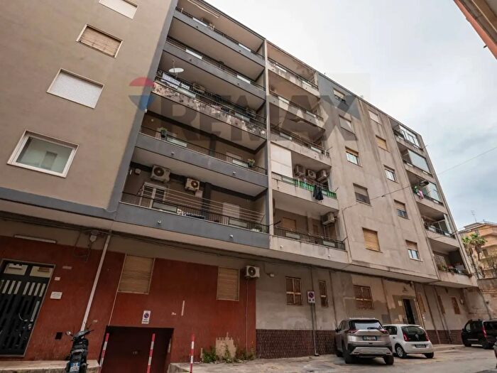 Appartamento con 6 locali in vendita in Via Sebastiano Olivieri, Siracusa