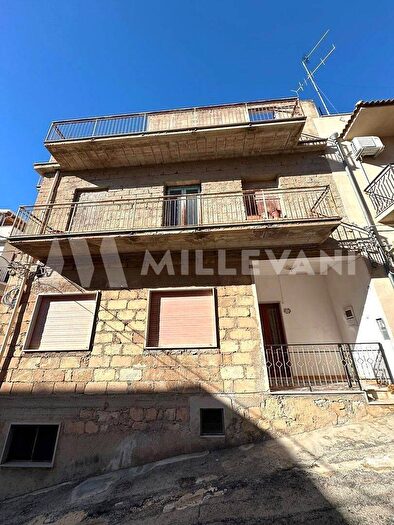 Appartamento con 9 locali in vendita in Via Pino, Scicli