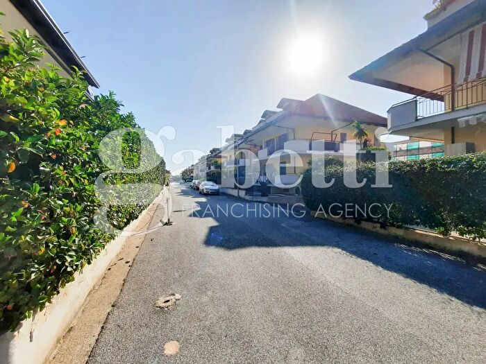 Casa trilocale in vendita in Via Staffetta, Giugliano In Campania