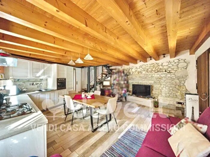 Casa con 6 locali in vendita in Via Calto, Villaga