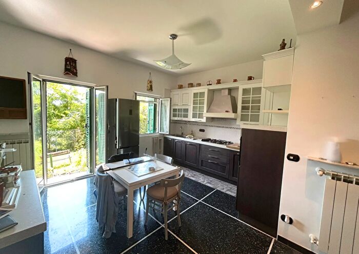 Appartamento con 6 locali in vendita in Via Coronata, Genova