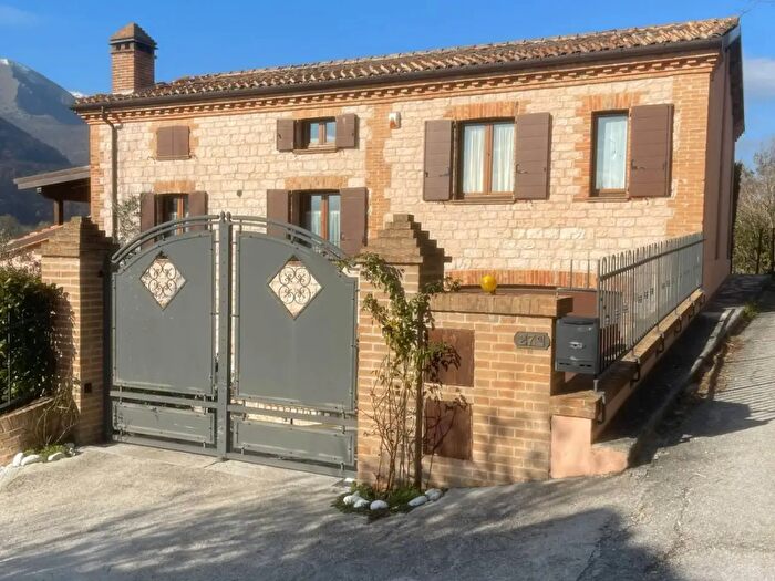Casa con 10 locali in vendita in Bastia, Fabriano