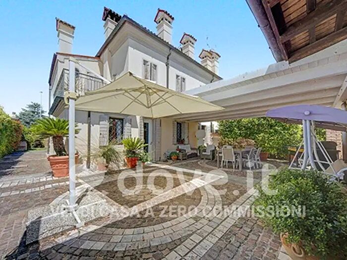 Casa con 6 locali in vendita in Due Carrare