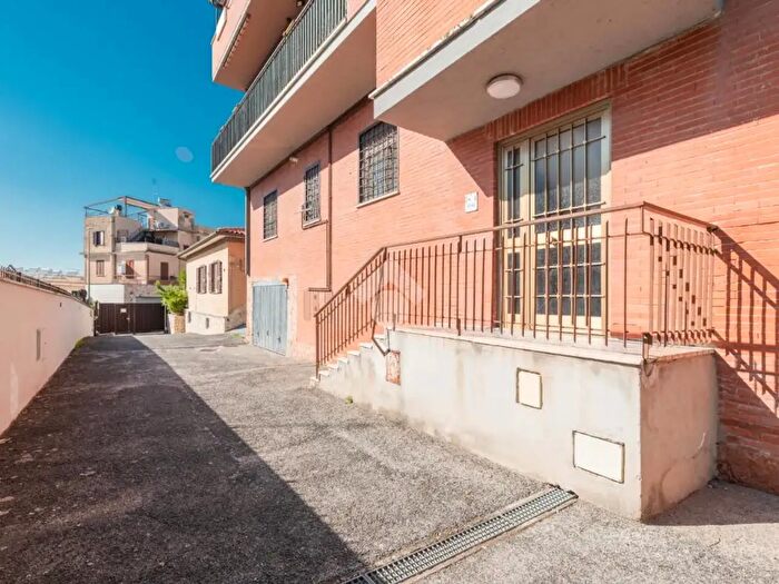 Appartamento con 5 locali in vendita in Via di Vallelunga, Roma