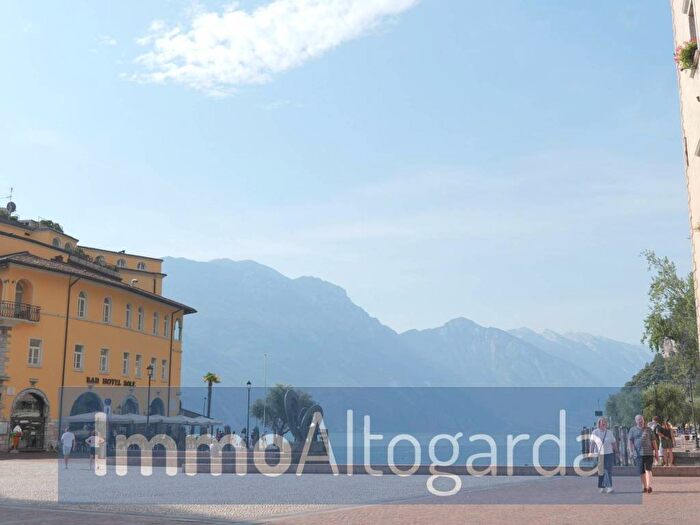 Appartamento trilocale in affitto in Piazza Novembre, Centro, Riva del Garda