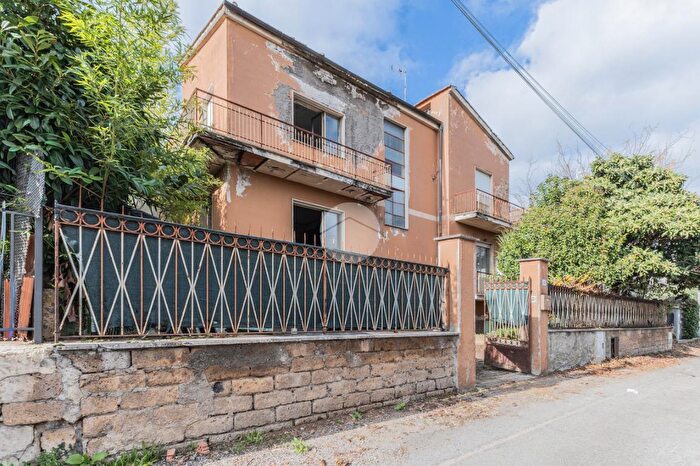 Casa con 8 locali in vendita in Via Marco Polo, Civita Castellana