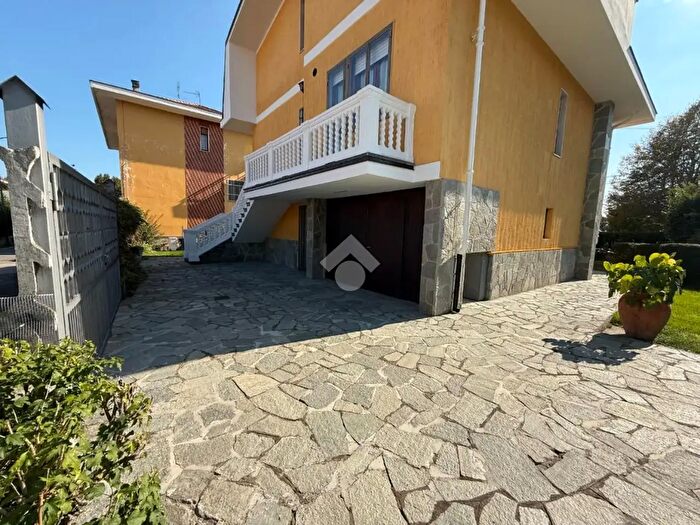 Casa con 8 locali in vendita in Via Trieste, Candiolo