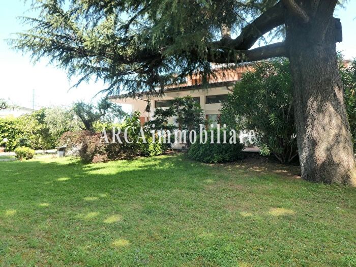 Casa con 8 locali in vendita in Pietrasanta