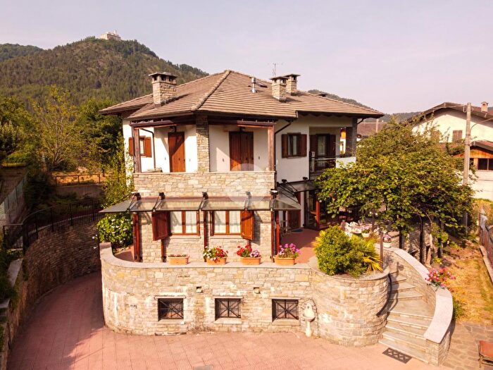 Casa con 8 locali in vendita in Via Perini, Traves