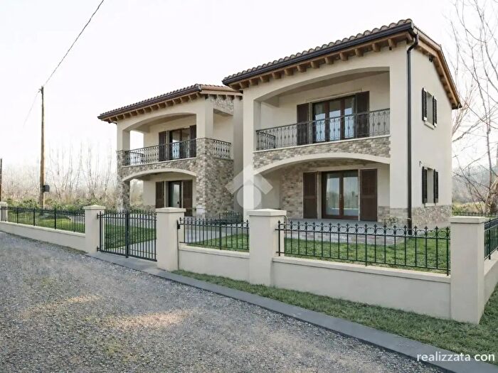 Casa con 8 locali in vendita in Via Lucchetta, Montalto Uffugo