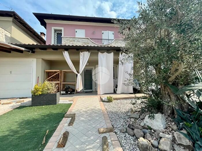 Casa quadrilocale in vendita in Via Caduti di Nassirya, Borgo San Giacomo
