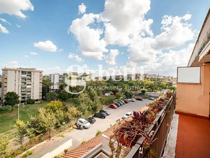 Appartamento trilocale in vendita in Via Mar della Cina, Roma