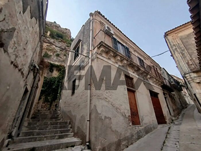 Casa con 10 locali in vendita in Via Santa Maria, Modica
