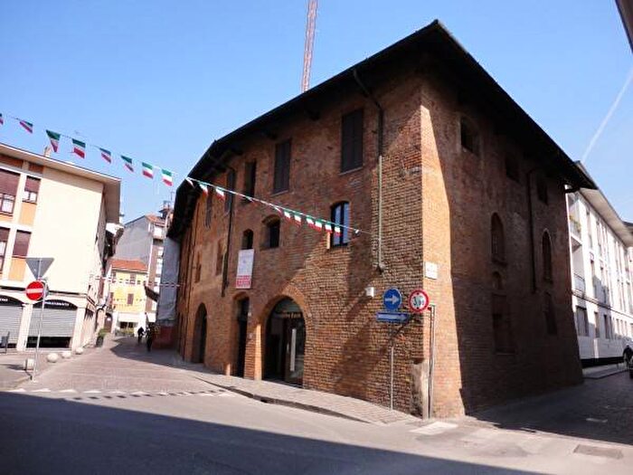 Appartamento quadrilocale in affitto in Piazza Camillo Golgi, Abbiategrasso