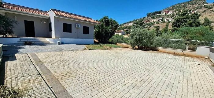 Casa con 5 locali in vendita in Via Zà Minica, Carini