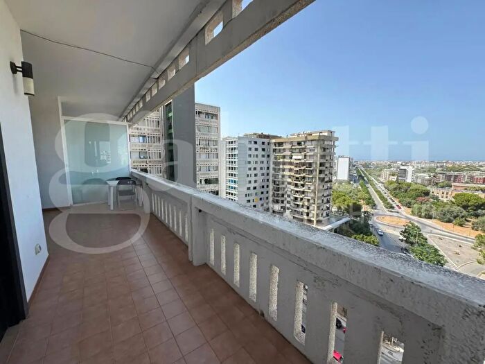 Appartamento trilocale in affitto in Via Matarrese, Bari