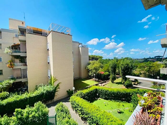 Appartamento con 5 locali in vendita in Via Poggio Verde, Roma